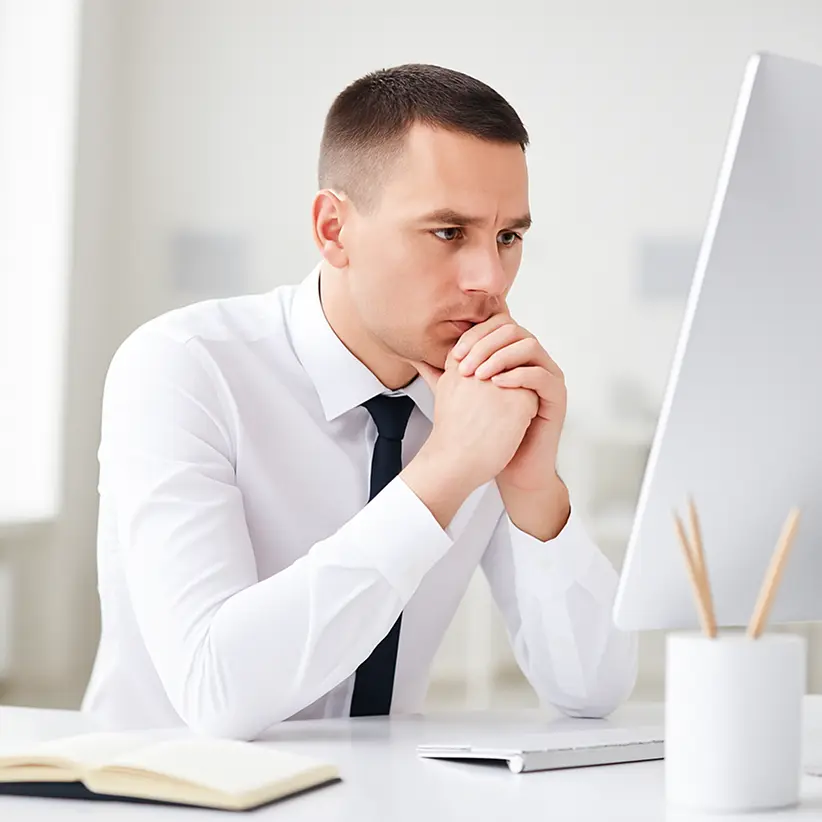 Stručnjak fokusiran na posao i analizu projekata na računaru